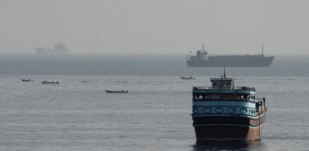 Irã prepara condições para reabrir Hormuz; EUA enviam porta-aviões