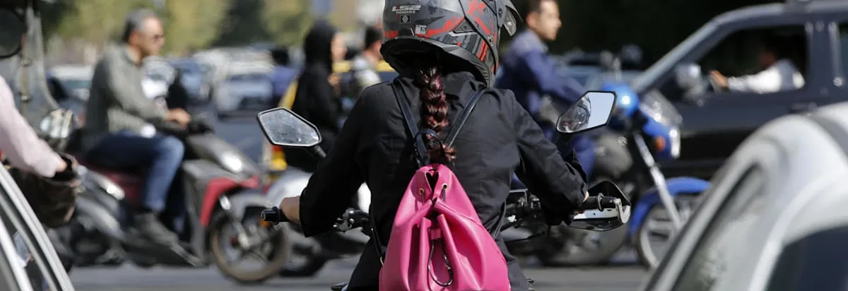 Jagd auf Motorradfahrerinnen – die neue Form der blutigen Repression