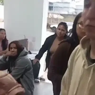 Ônibus atrasa 8 horas, "some" com bagagens e passageiros ainda enfrentam goteira