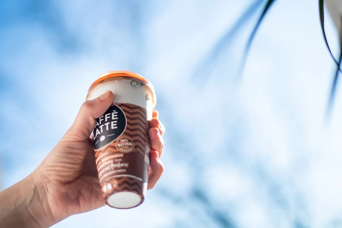 La OCU advierte sobre los cafés fríos del súper: “El exceso de azúcar y aditivos son los principales problemas, y su aporte calórico puede superar al de un refresco”
