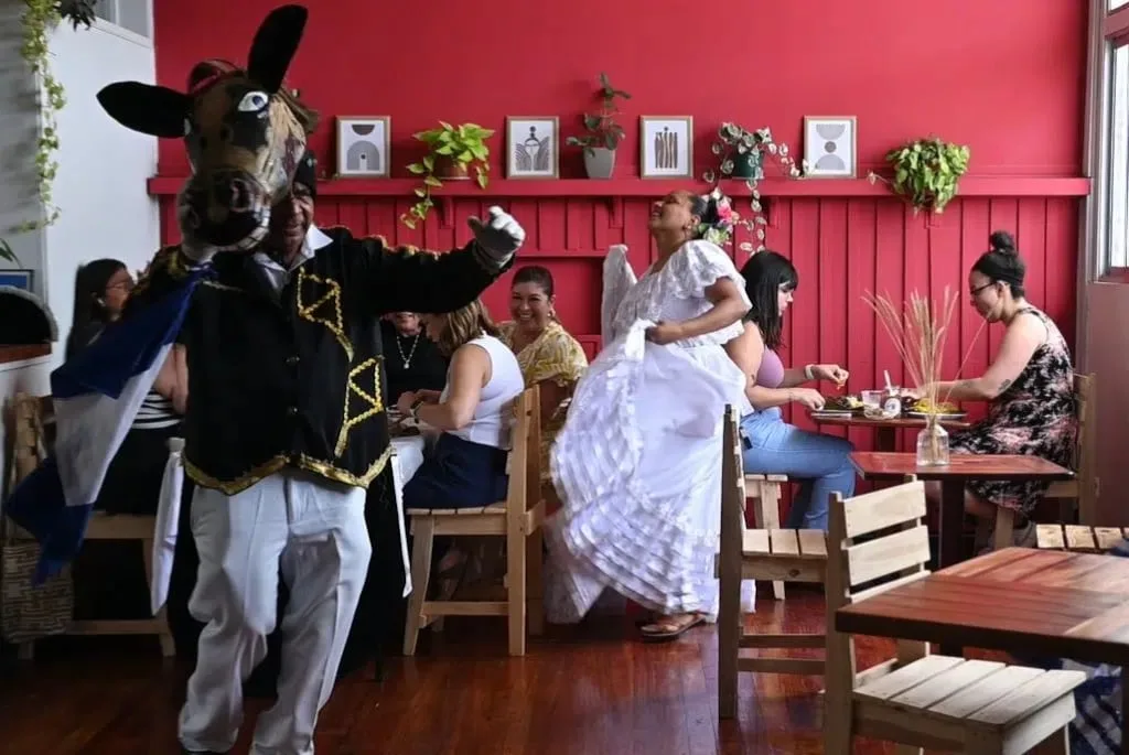 Karla Meza volvió a bailar a los 50 y llevó el folclor nicaragüense a las comiderías de Costa Rica