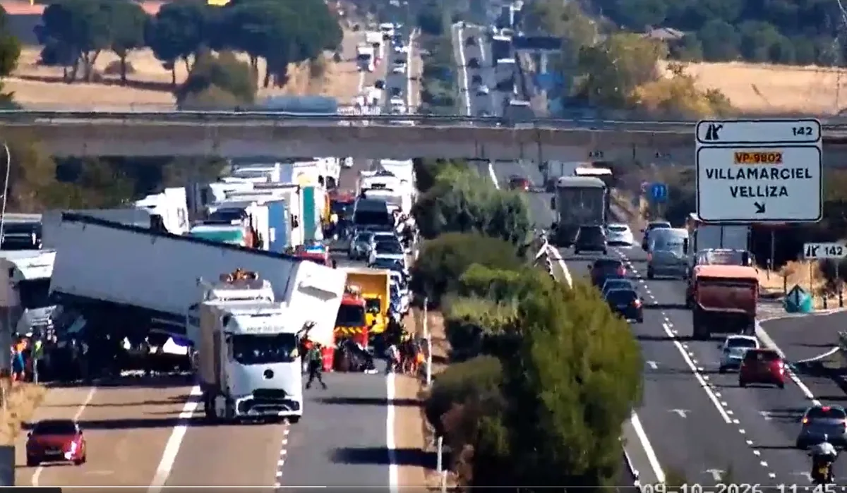 Un muerto y ocho heridos en un accidente de tres camiones y dos turismos en la A-62 a la altura de Tordesillas