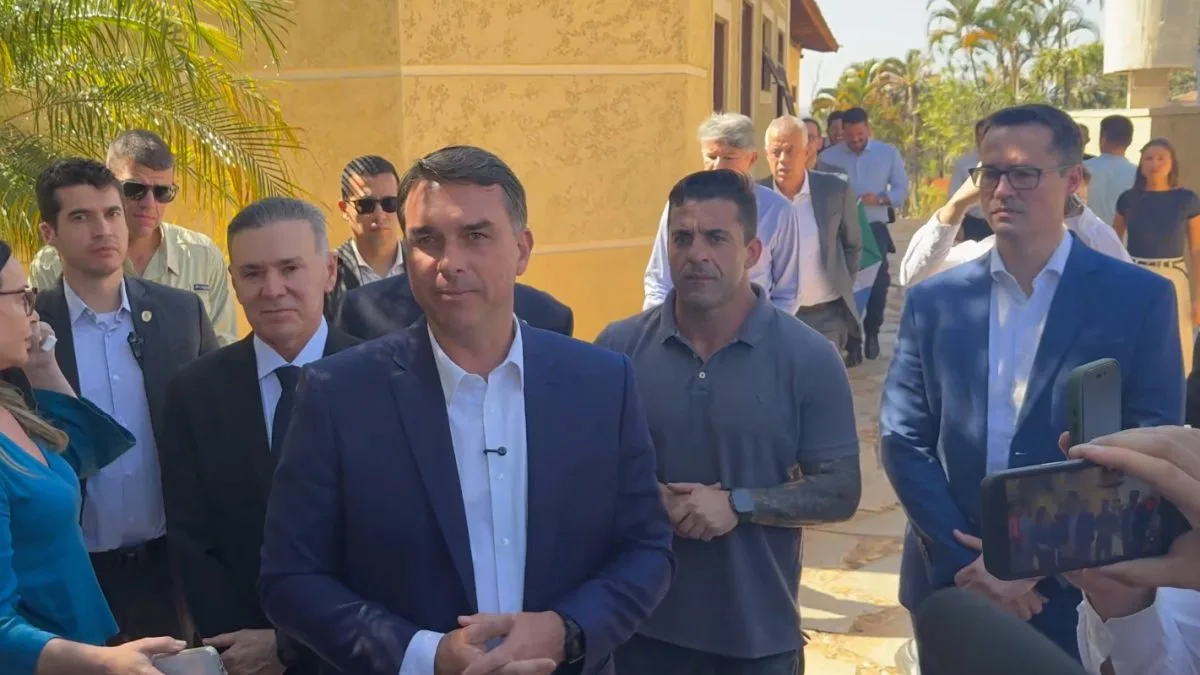 Flávio Bolsonaro serve picanha a jornalistas e critica Moraes por operação no Maranhão