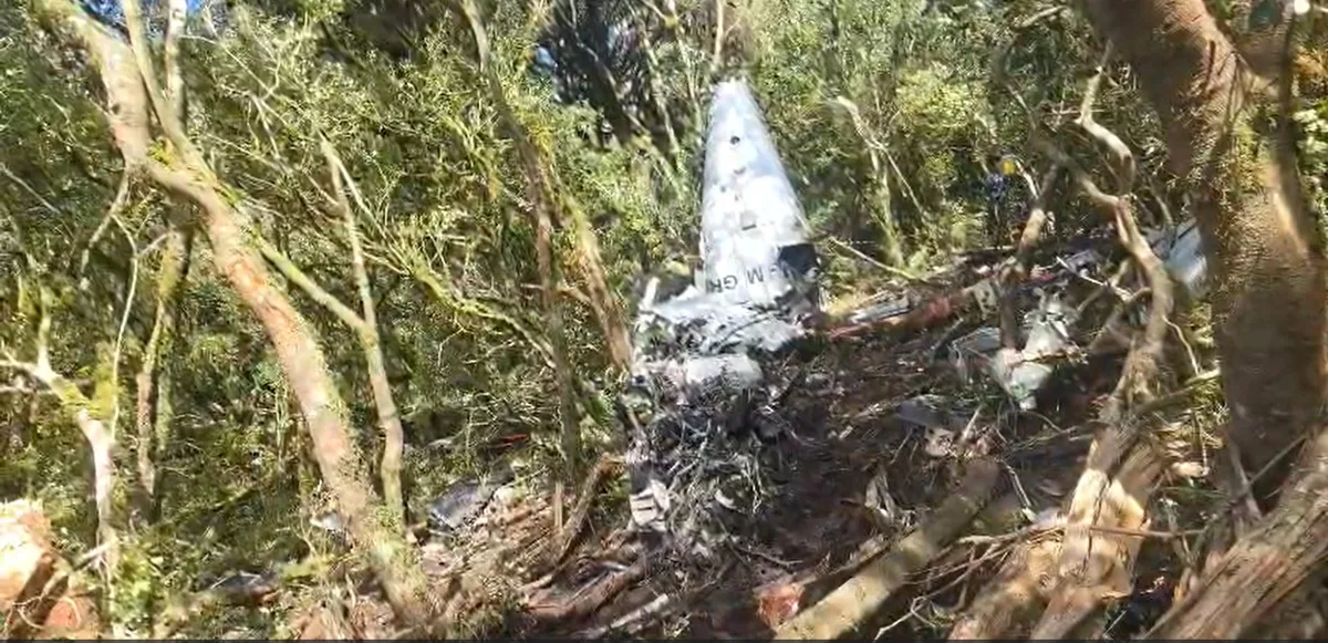 VÍDEO mostra trabalho da perícia em local com destroços do helicóptero que caiu com cantor Rick em SC