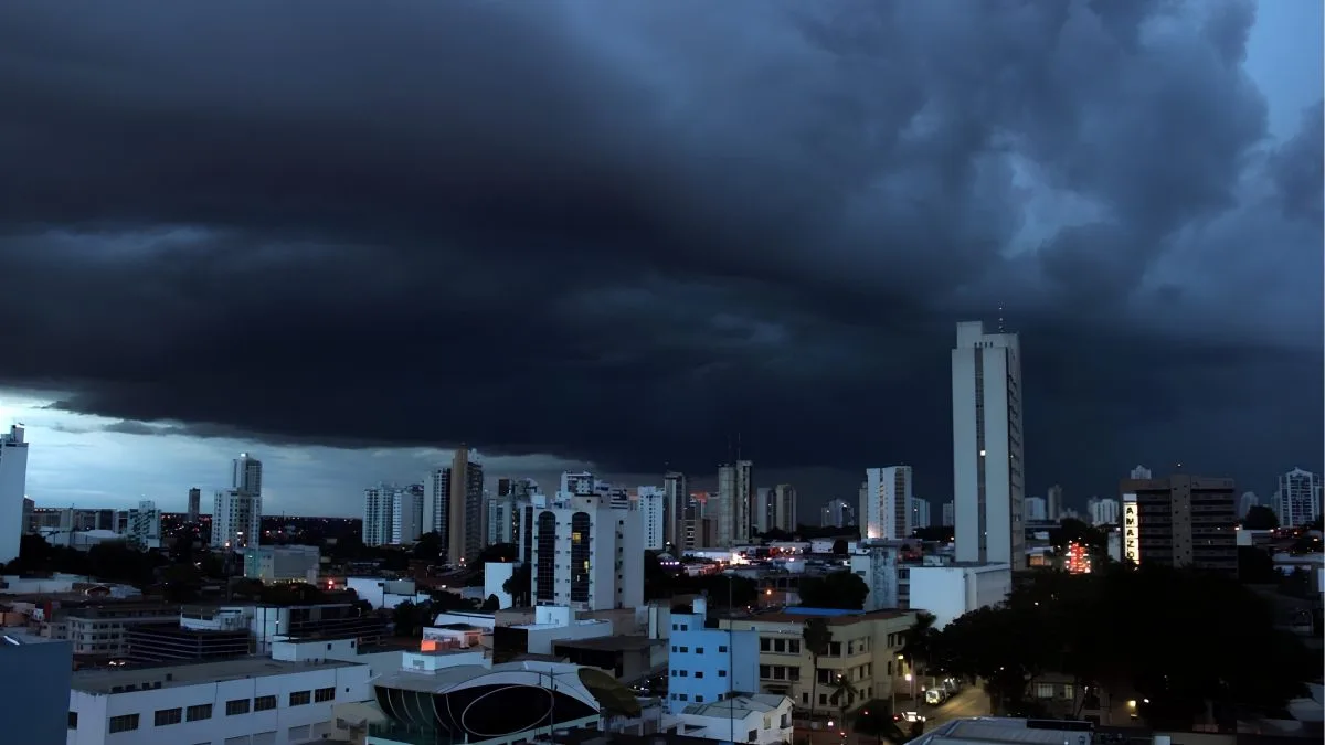 Frente fria já tem data para ganhar força com novo ciclone extratropical e espalhar temporais pelo Brasil; veja onde a chuva pode chegar a 200 mm