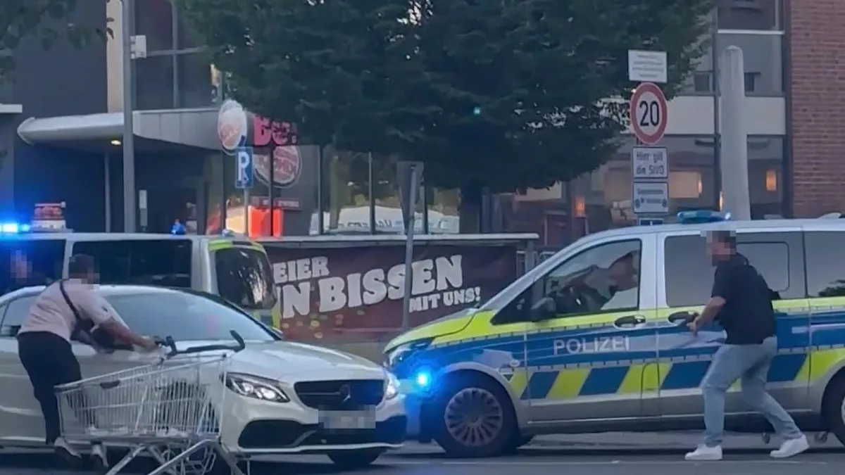 Bei Flucht durch Dortmund - Mercedes-Rambo fährt Polizisten um