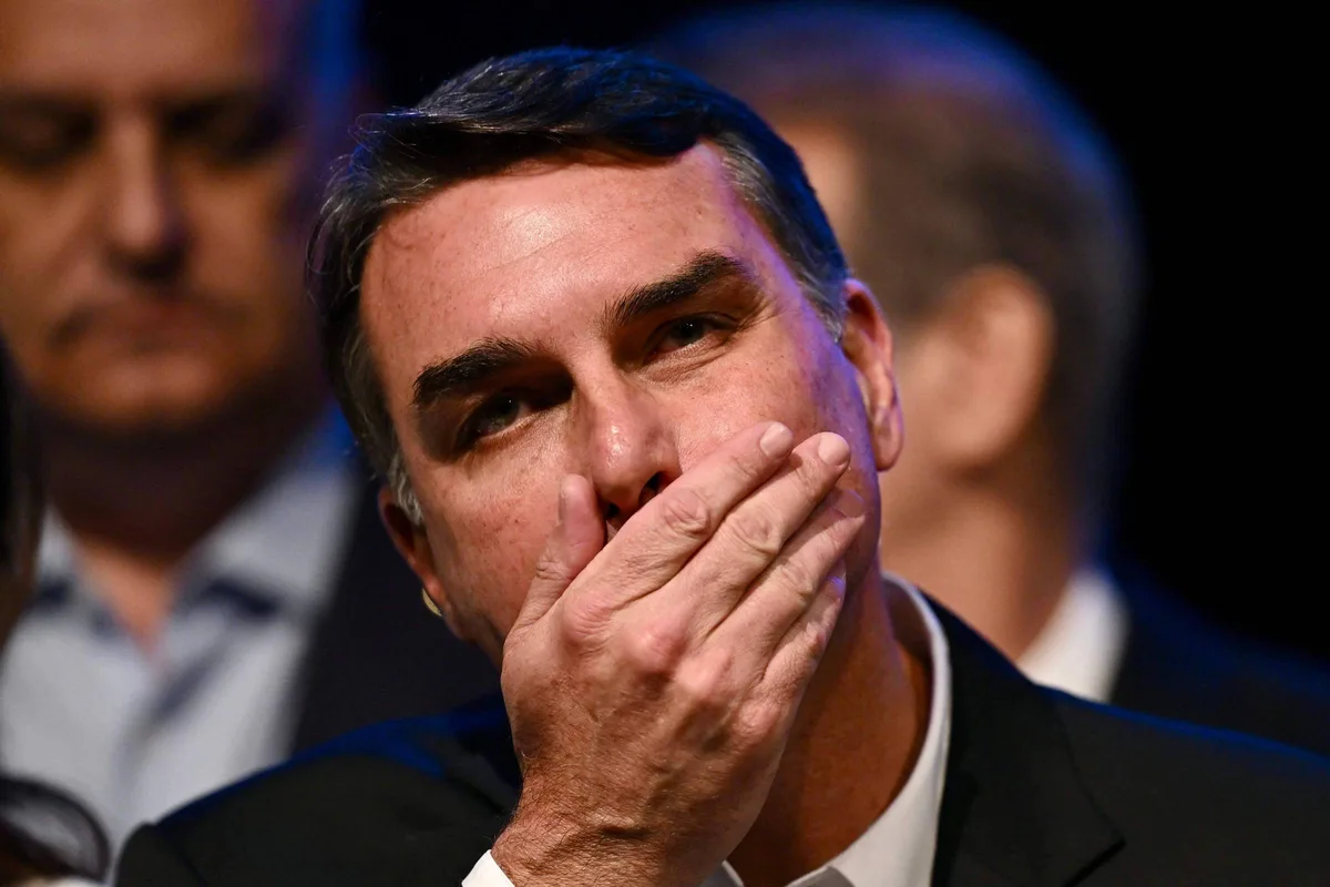 Ficha de filiação de Flávio Bolsonaro ao Missão registrou 'rua dos bandidos' como endereço do senador