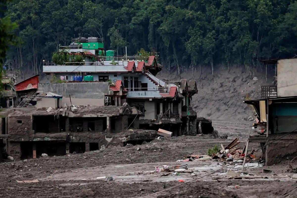 Nepal elevó a 165 los muertos y a 826 los desaparecidos por las inundaciones tras el colapso de un glaciar en la frontera con China