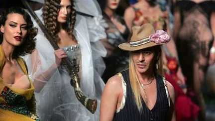 Le couturier John Galliano annonce l'annulation de l'exposition qui devait honorer l'ensemble de sa carrière en mai 2027 à New York