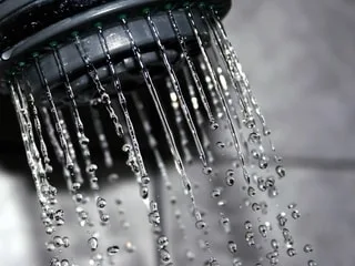 Un adolescent meurt électrocuté en attrapant un pommeau de douche en Grèce, le chauffe-eau en cause ?
