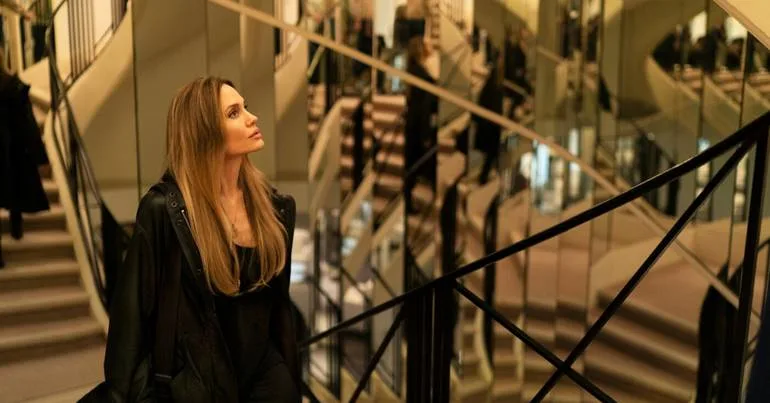 Angelina Jolie na alta costura com baixa voltagem dramática