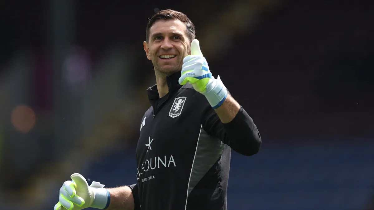 Dibu Martínez negocia su salida a otro club de la Premier League en medio de su incómoda situación en Aston Villa