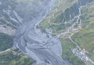 Nepal: deslizamento de terra deixa estrangeiros isolados e causa destruição