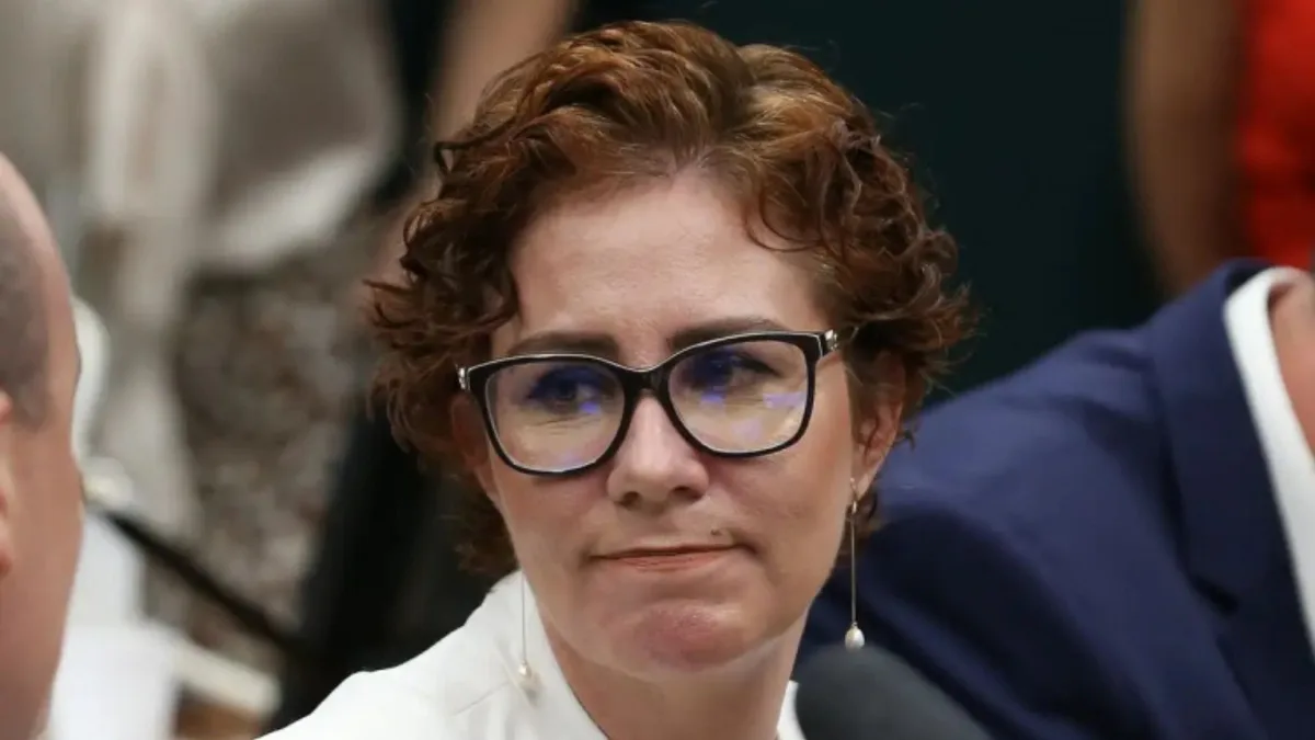 Defesa de Carla Zambelli questiona Moraes em pedido para voltar ao Brasil