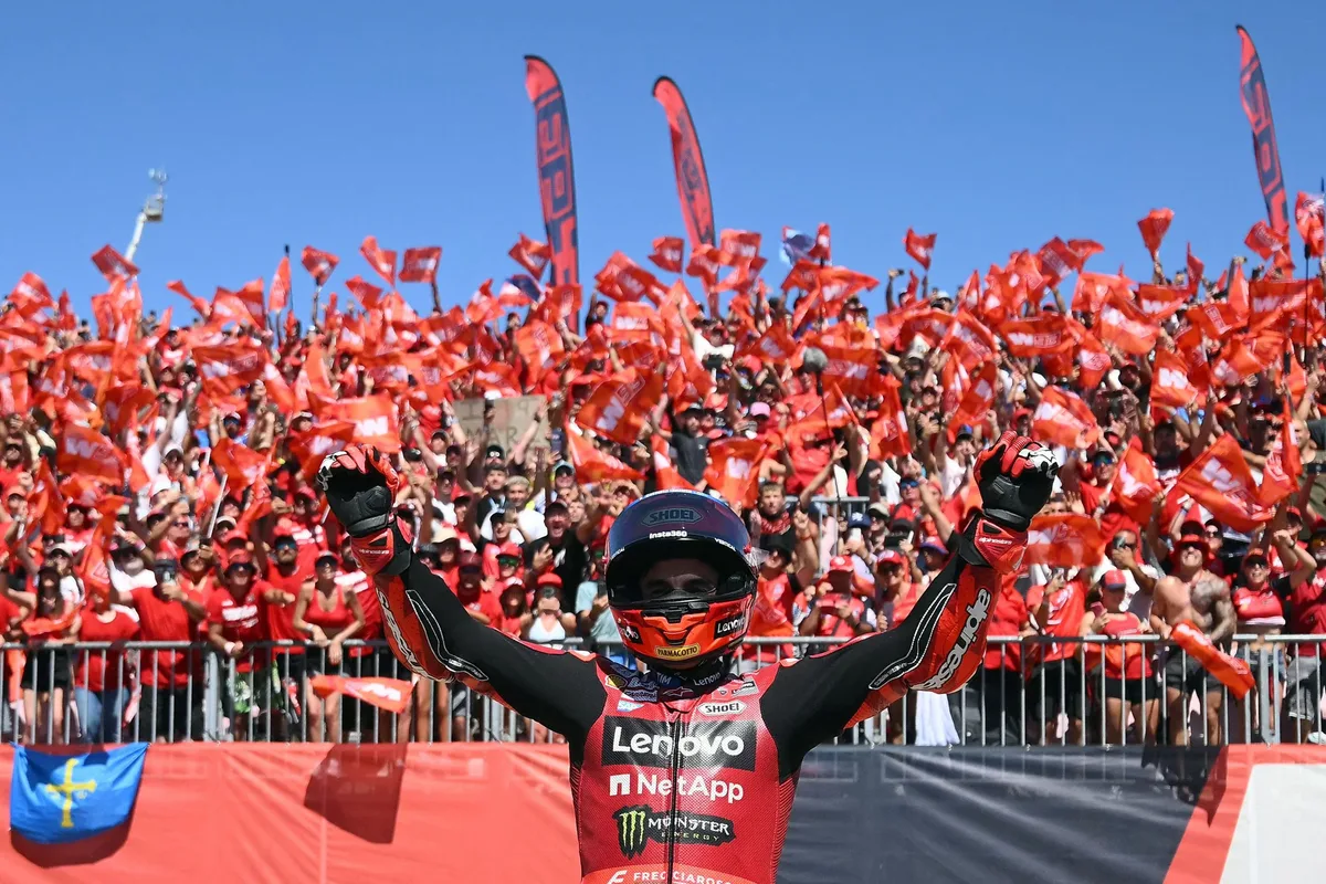 Marc Márquez, entre lo humano y lo divino, triunfa en Aragón