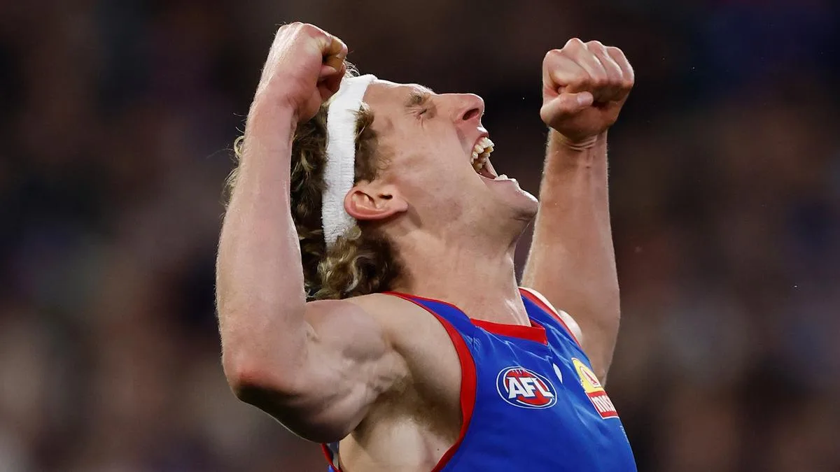 AFL Wildcard Round: Western Bulldogs survive epic Collingwood comeback to book elimination final date