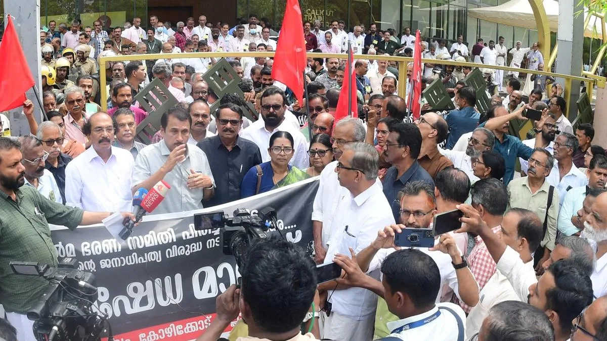 Farmers’ unions protest in Kozhikode against dissolution of Malabar Milma board
