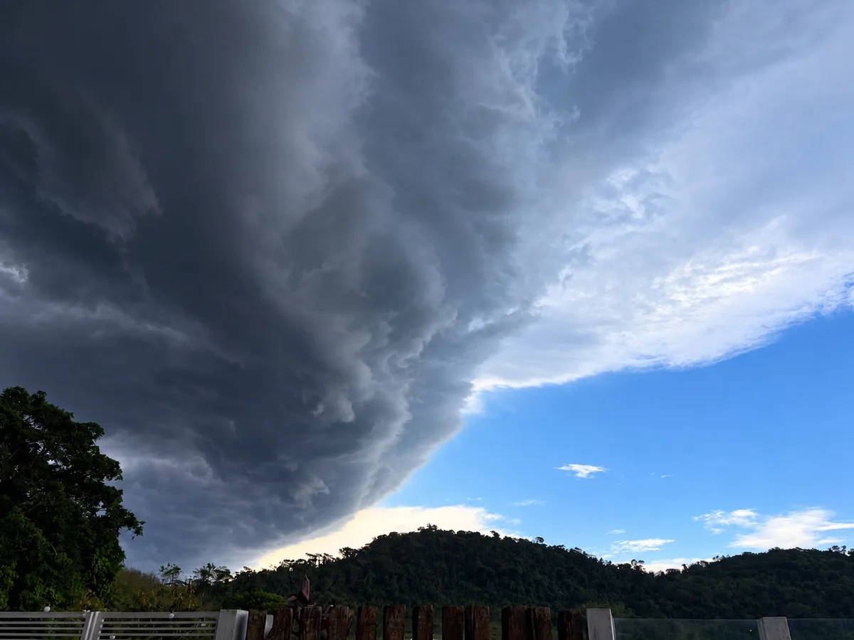 Granizo e ventos de até 100 km/h colocam 255 cidades de MG em alerta