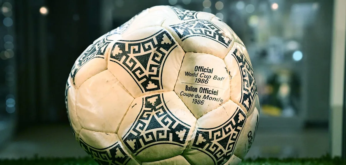 Von Maradonas Fuß geküsst und der Hand Gottes gestreichelt – Ball bringt Millionen-Erlös