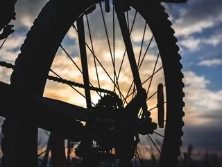 « C’est un grand malheur » : un cycliste de 21 ans meurt après avoir été percuté par une voiture dans le Doubs