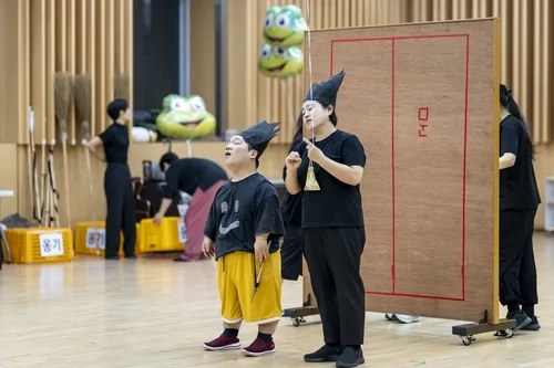 수어통역사가 배우 그림자처럼…'진짜'의 벽 허무는 옹고집전
