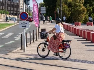 Rendre le casque obligatoire à vélo et trottinette fait débat : « C’est sûr qu’un accident nous ferait beaucoup de mal »
