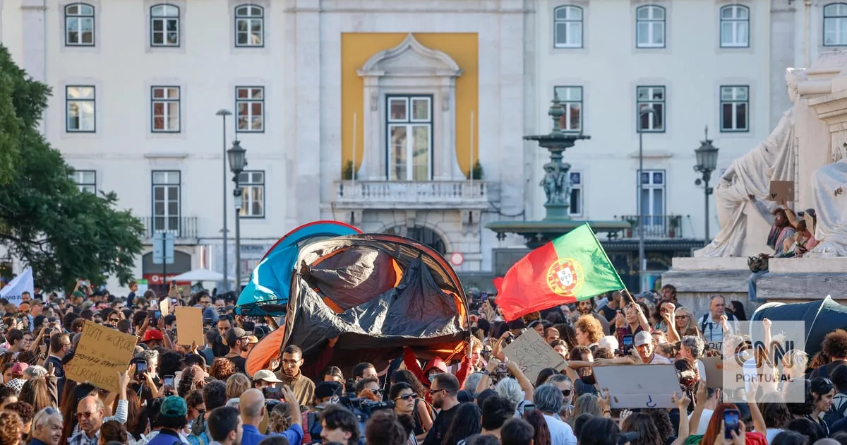 “Não dá mais? Então monta a tua tenda!” Protestos pela habitação chegam ao Rossio depois de uma semana de contestação no Porto