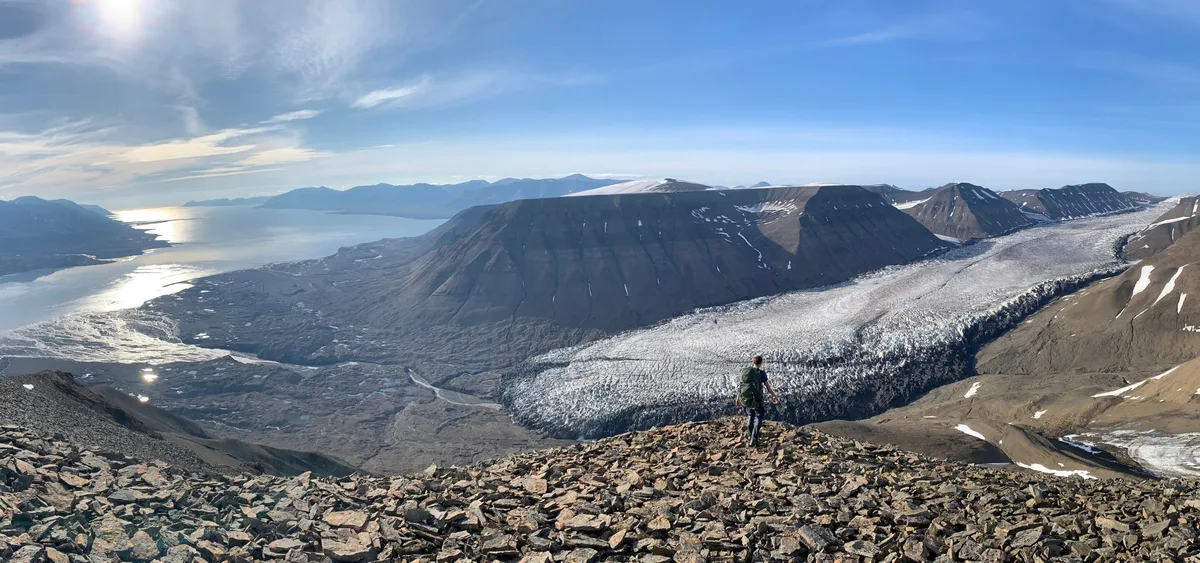 El deshielo acelerado de los glaciares permite que el metano antiguo atrapado en las rocas alcance la atmósfera, advierte un nuevo estudio