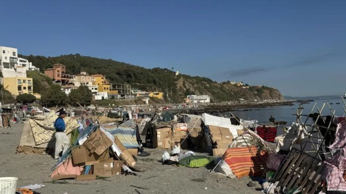 Centenares de inmigrantes se afianzan en la playa del Trampolín a la espera de su acogida