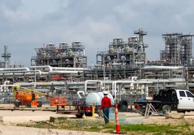 El brent baja el 1 % y cotiza en 105 dólares pese a las tensiones en Oriente Medio