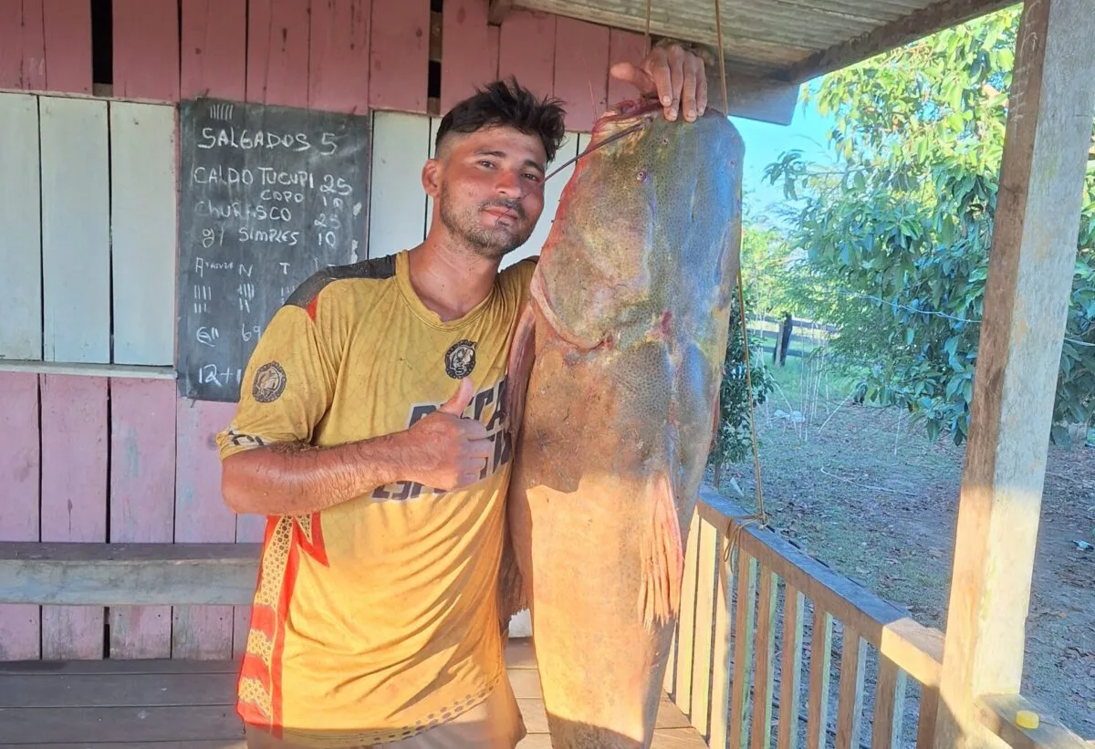 Pescador captura jaú gigante de 72 kg em rio no interior do Acre