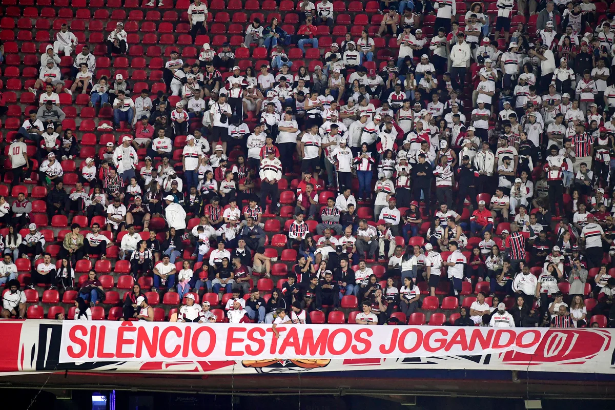 Torcida do São Paulo protesta e faz silêncio em início de jogo contra o Internacional