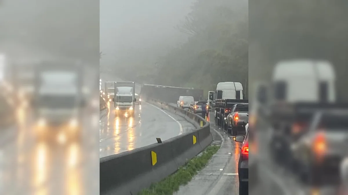 BR-101 no Morro dos Cavalos fica bloqueada no sentido Sul por 4 horas após tombamento de carreta