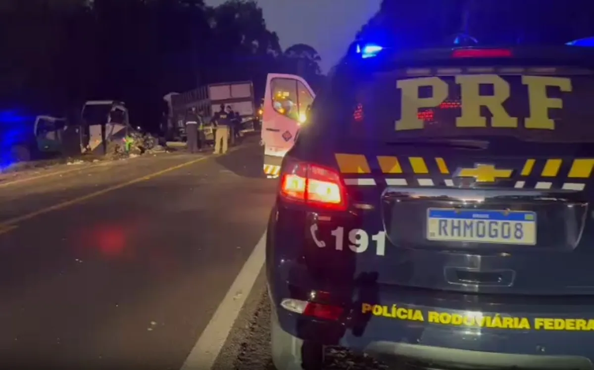 PR: BR-373 está interditada após acidente entre micro-ônibus e carreta