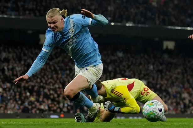 Former Premier League referee admits players more likely to get penalty if they go down