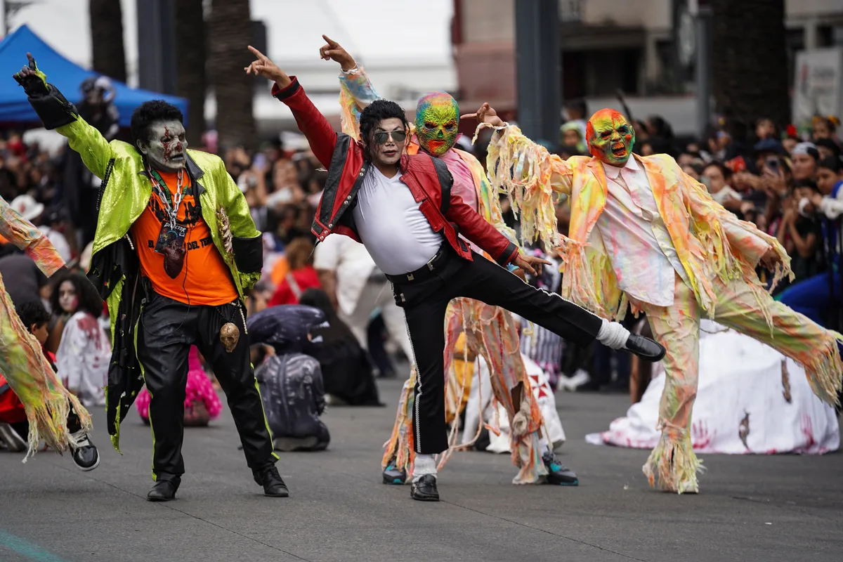 México baila Thriller en homenaje a Michael Jackson en el Monumento a la Revolución