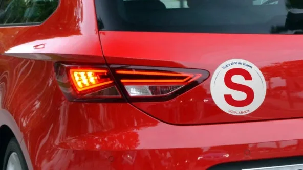 C'est quoi cet autocollant "S" apposé sur certaines voitures et est-il obligatoire?