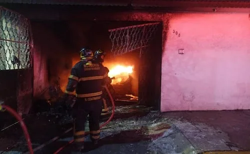 Mueren 13 perritos durante incendio en vivienda de la GAM; siniestro habría ocurrido tras quema de pirotecnia realizada por vecinos