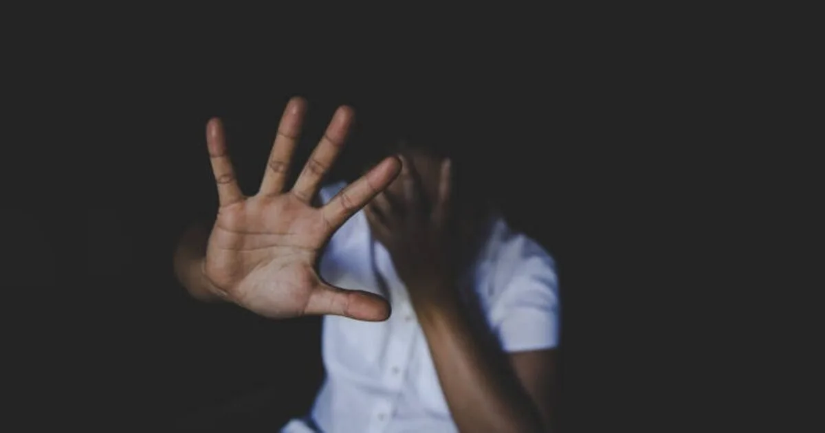 Homem agride esposa e filho, destrói salão e foge em Apucarana