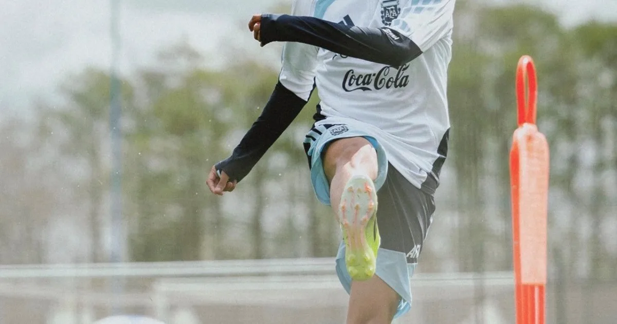 Leo Flores, y la foto que tanto soñó en la Selección: el increíble crecimiento de otra joya de Boca