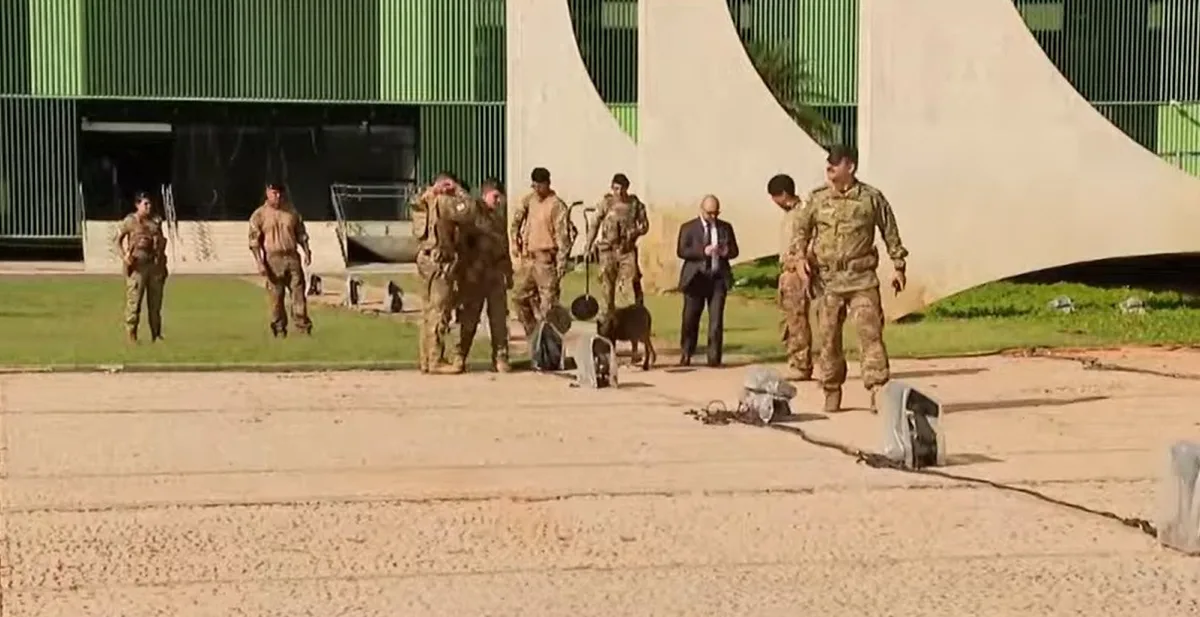Forças de segurança usam cães em varredura no STF, horas antes de sessão sobre Moraes