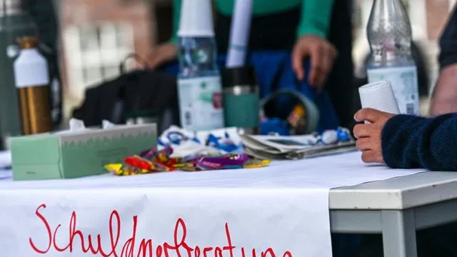 Soziales: Schuldnerberatung in Sachsen: Nachfrage bleibt hoch