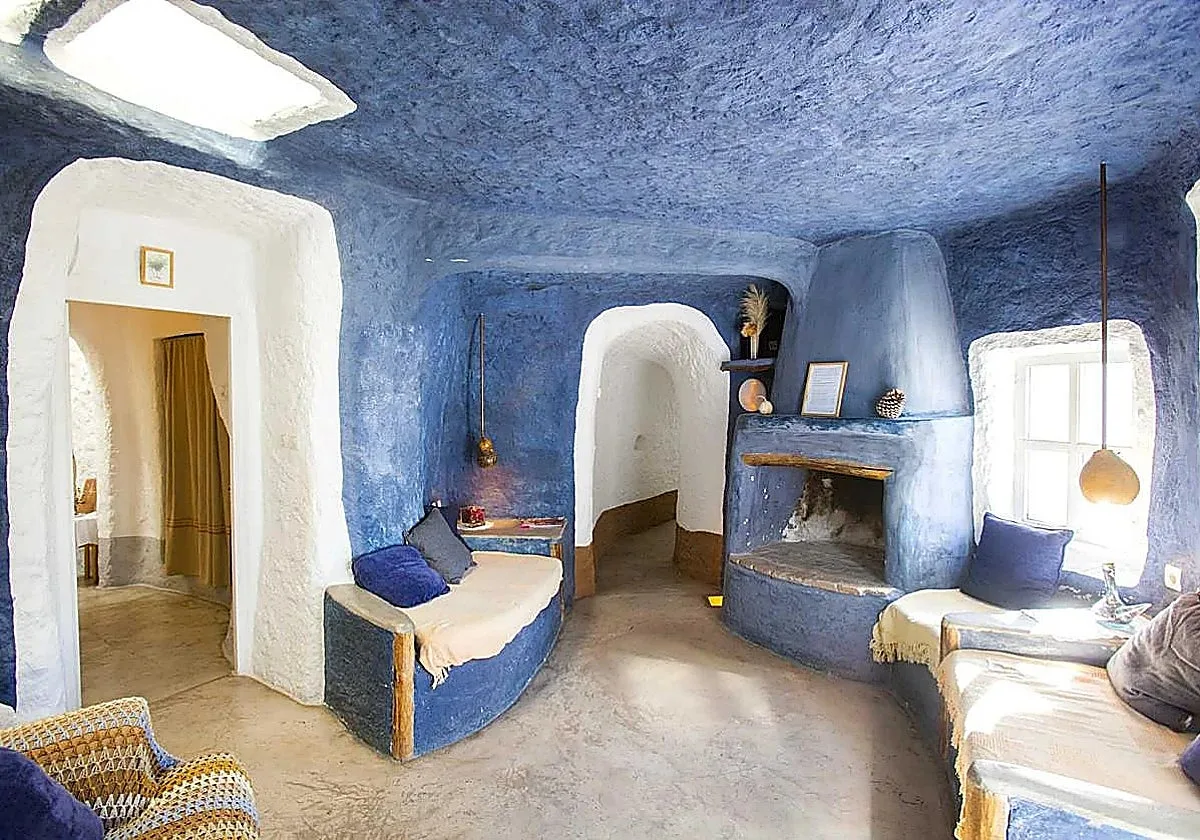 La ciudad donde barrios enteros están excavados en la montaña: casas frescas que parecen desaparecer bajo tierra