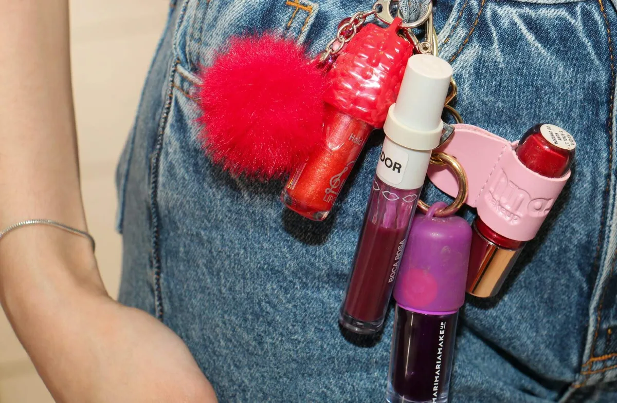Gloss agora fica à mostra e virou parte do look da meninada