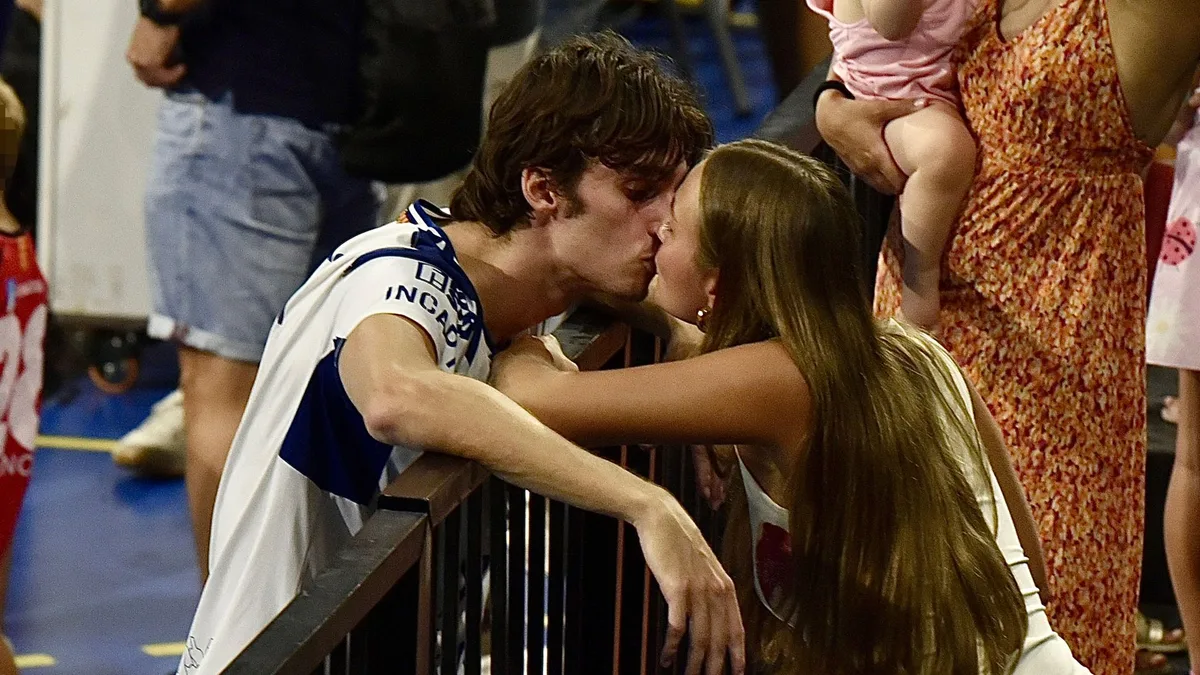 Pablo Urdangarin vuelve al trabajo con el apoyo de su novia, Johanna Zott: los gestos a pie de cancha que revelan en qué momento se encuentran