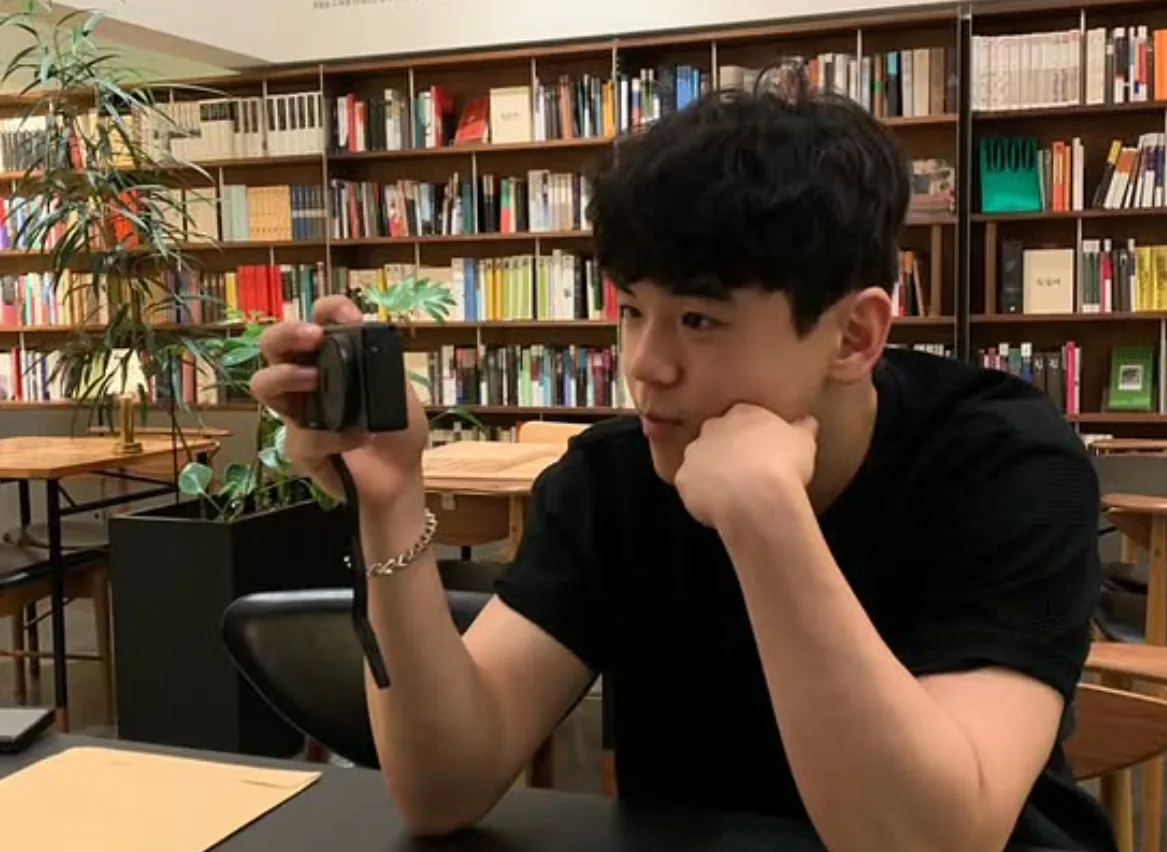 ‘윤민수 아들’ 윤후, ♥최유빈이 찍어줬나…“감성샷 연습 중” [SD셀픽]