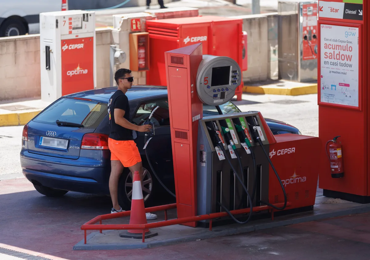 La gasolina sube seis céntimos por litro y el diésel baja 10 con los cambios en los impuestos desde hoy