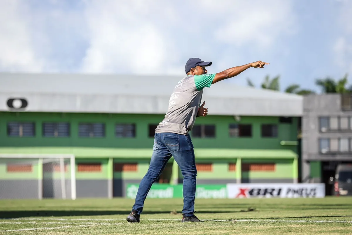 "Estamos tentando fazer futebol da forma que dá", diz técnico após 2ª derrota no Acreano Série B