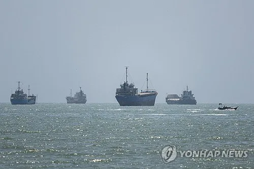 호르무즈 통행량 정체 속 또 선박 피격…재개방 '먼 길'