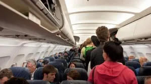 Os hábitos que mais irritam passageiros em aviões, de acordo com pesquisa; veja lista